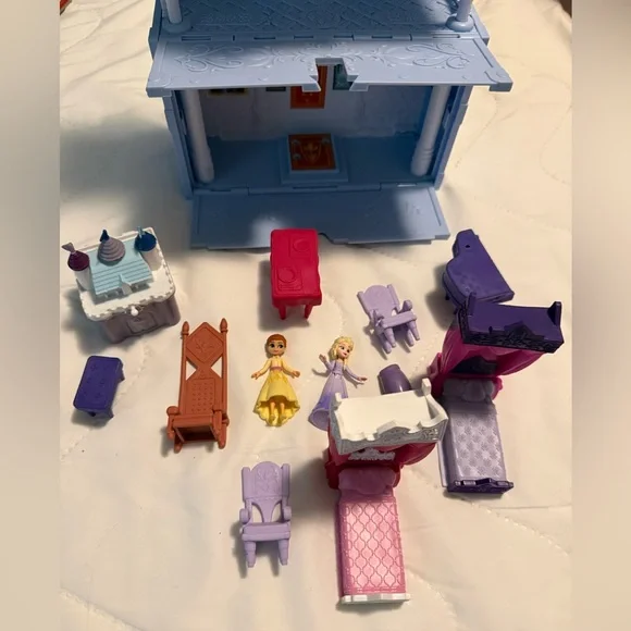 Frozen pop up Dollhouse with Elsa and Anna and their Accessories - Picture 2 of 8
